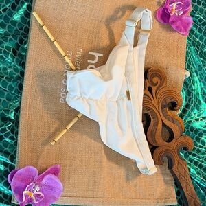 Beach Bunny Bikini
Beach Bunny swimsuit